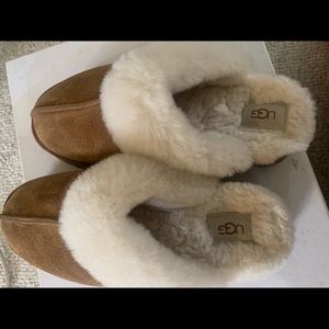 Ugg fur clogs (size 9) runs small .. I wear a  7 in a women and had to get a 9